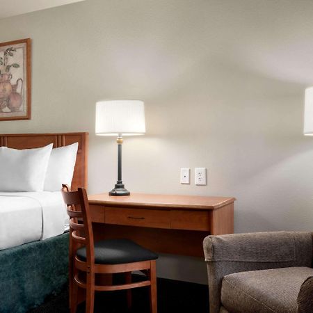Travelodge By Wyndham Clinton Valley West Court Екстер'єр фото
