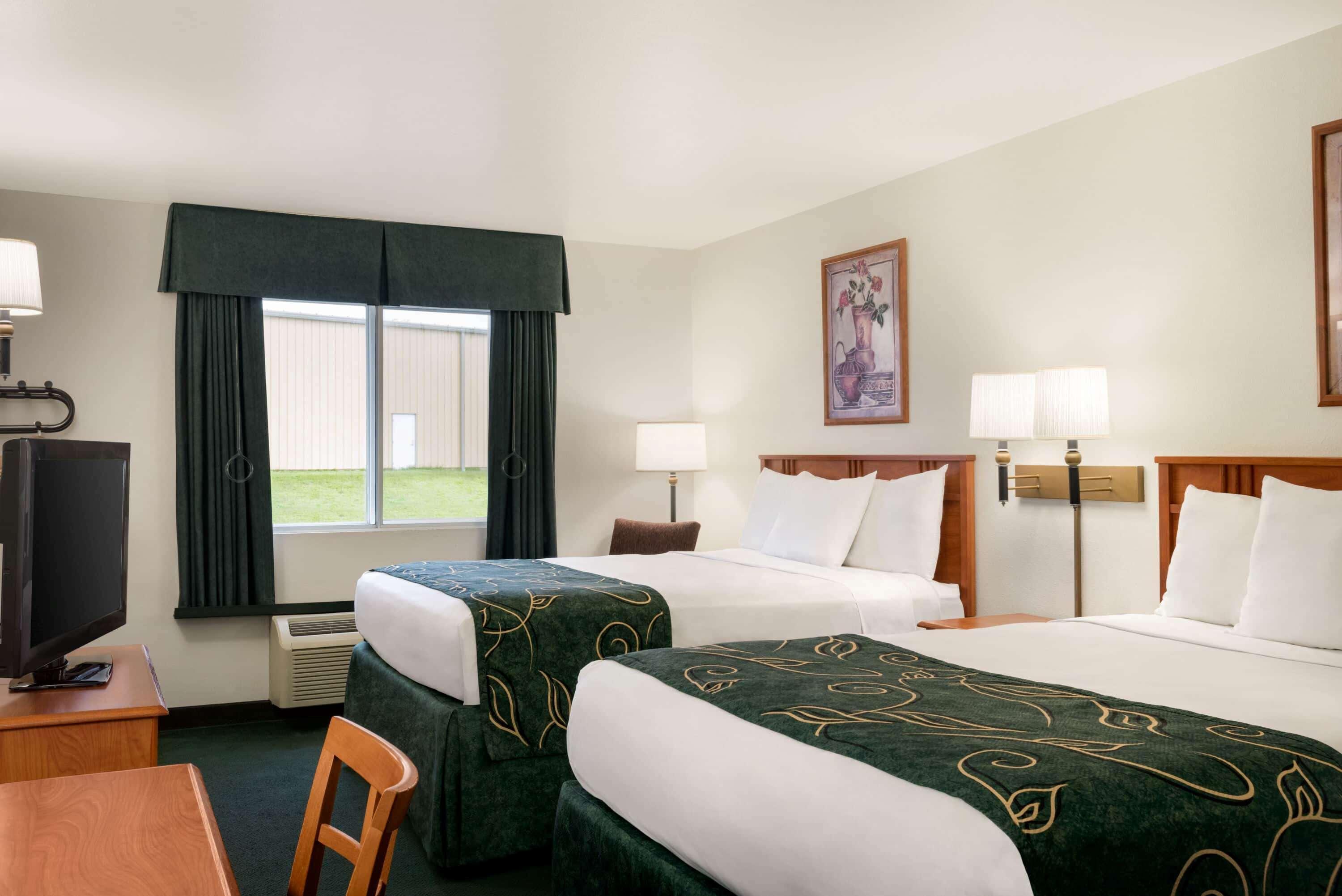 Travelodge By Wyndham Clinton Valley West Court Екстер'єр фото
