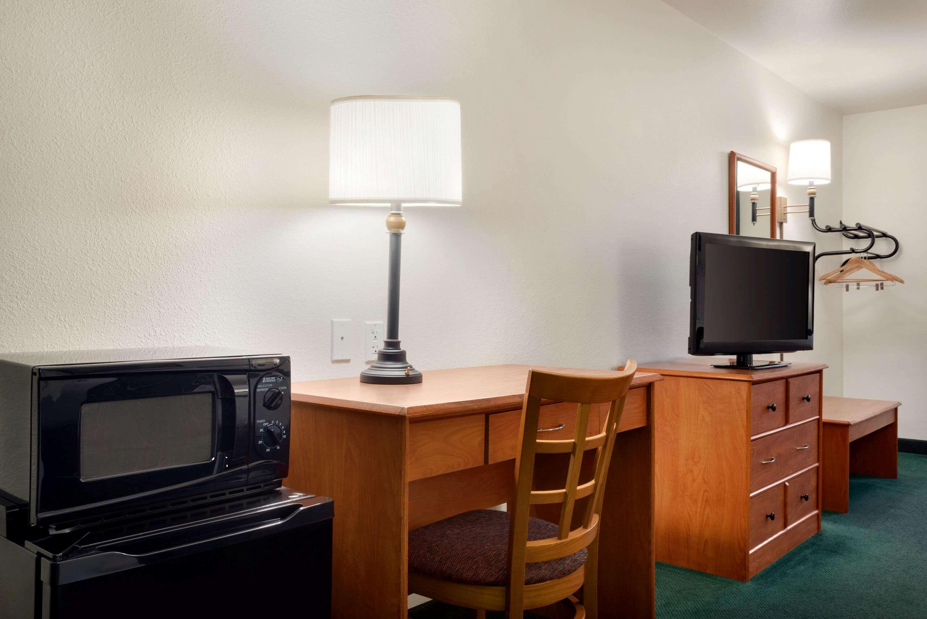 Travelodge By Wyndham Clinton Valley West Court Екстер'єр фото