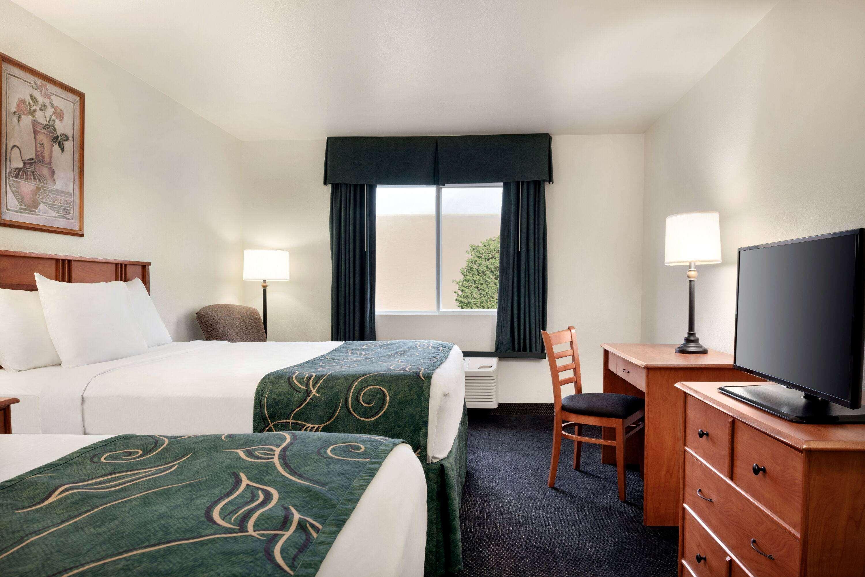 Travelodge By Wyndham Clinton Valley West Court Екстер'єр фото