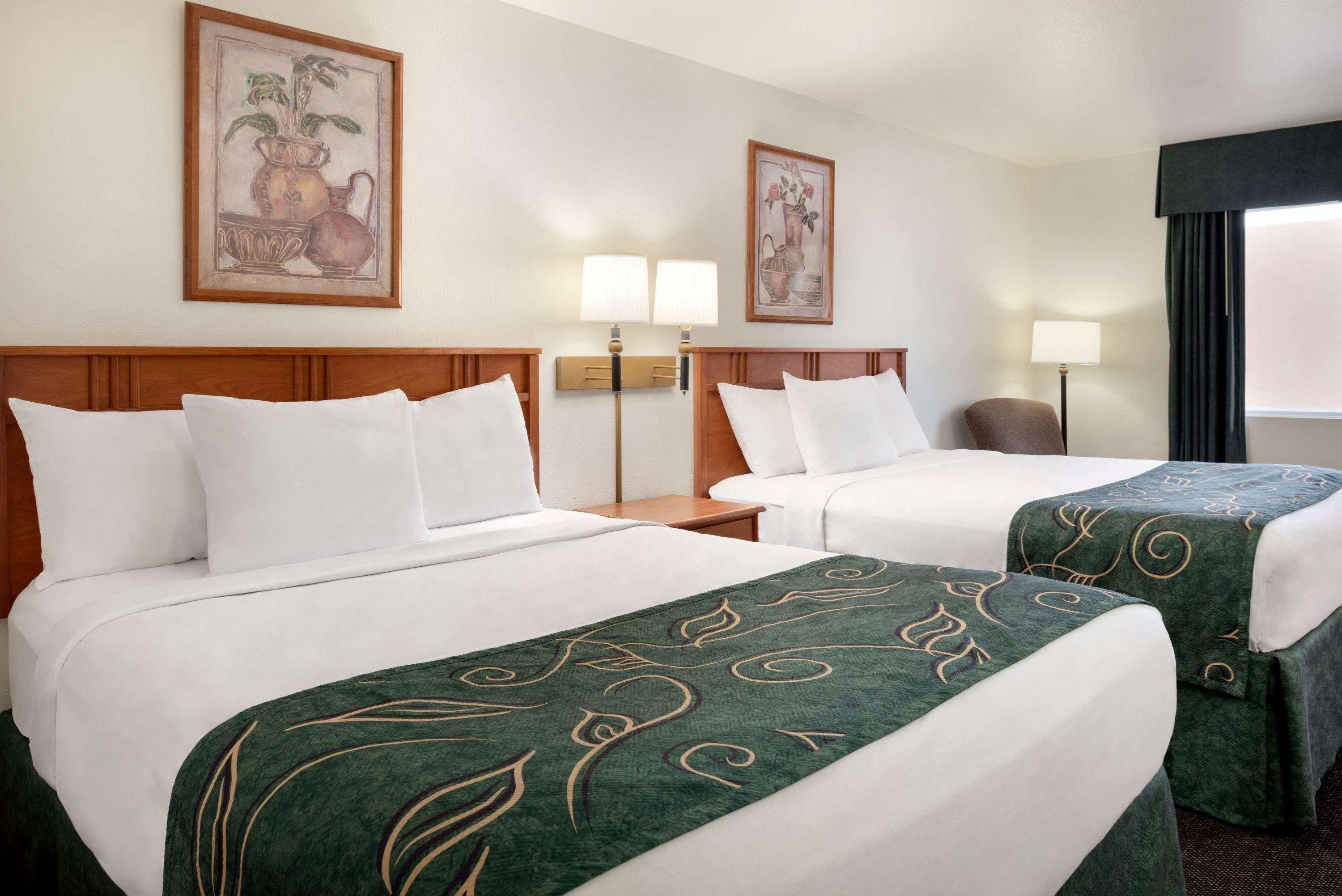 Travelodge By Wyndham Clinton Valley West Court Екстер'єр фото