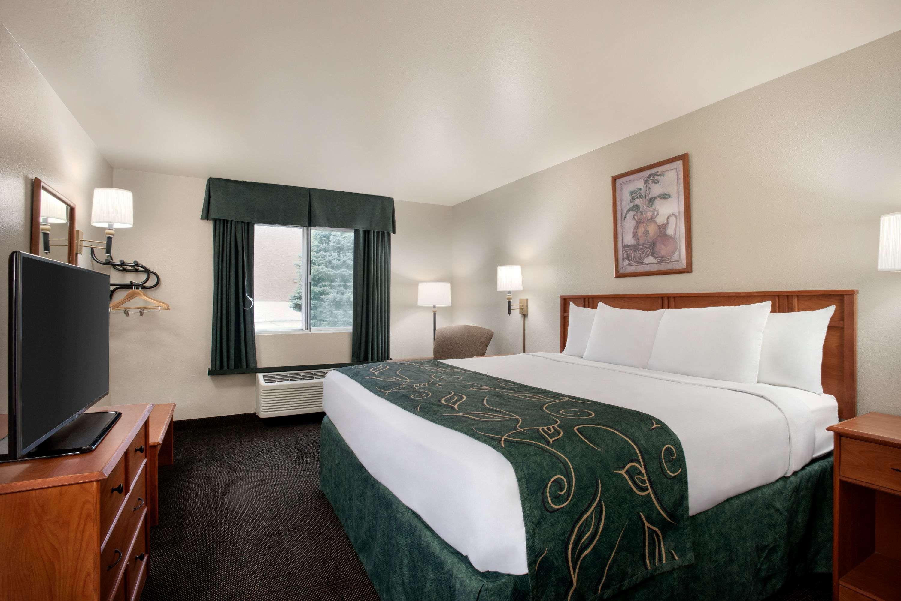 Travelodge By Wyndham Clinton Valley West Court Екстер'єр фото