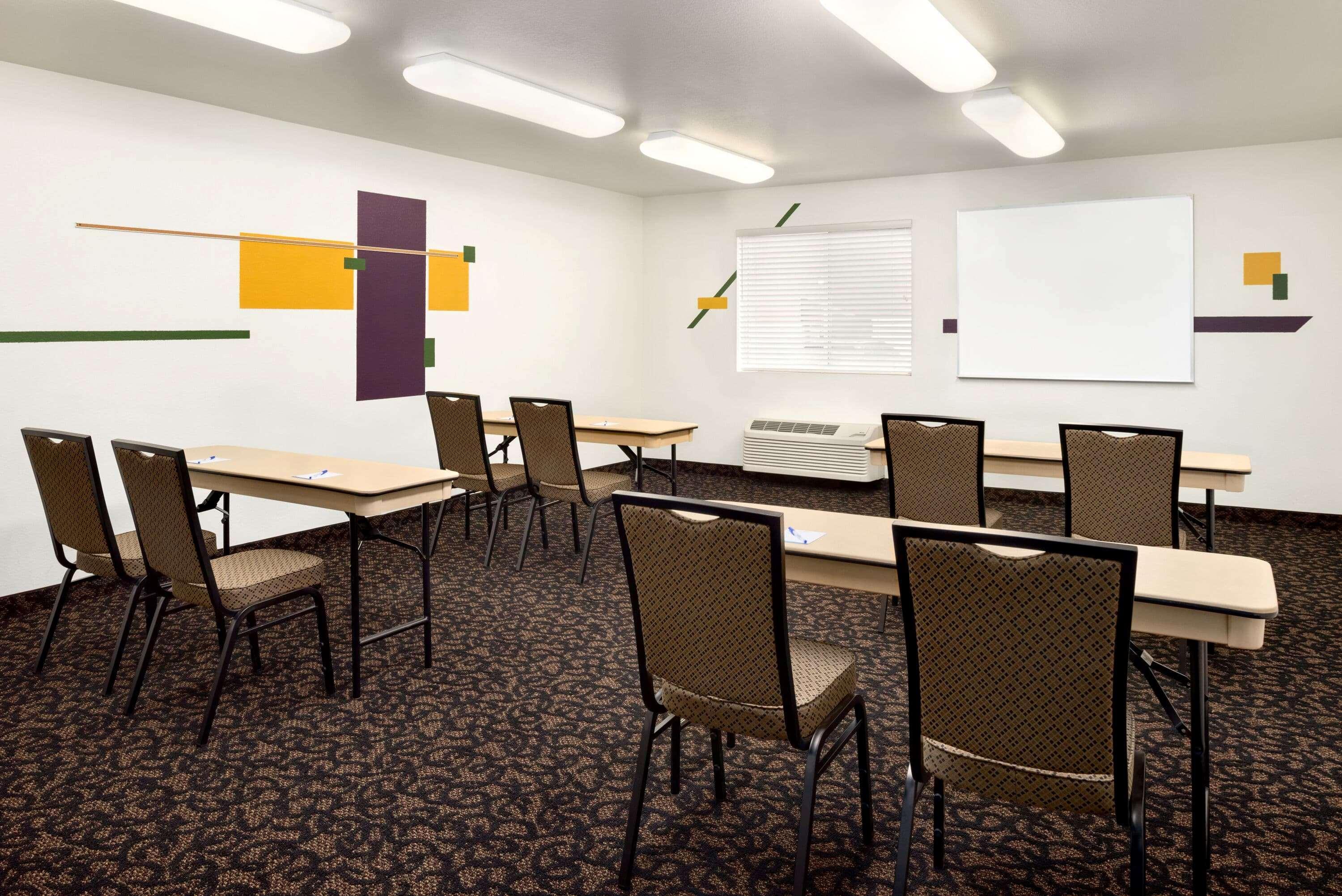 Travelodge By Wyndham Clinton Valley West Court Екстер'єр фото