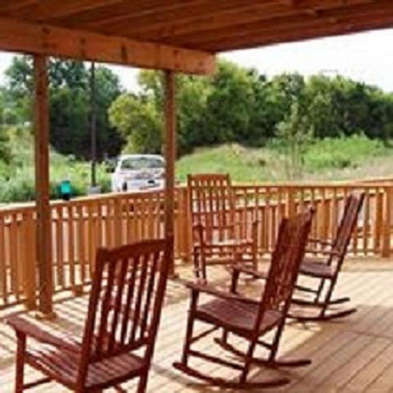Travelodge By Wyndham Clinton Valley West Court Екстер'єр фото