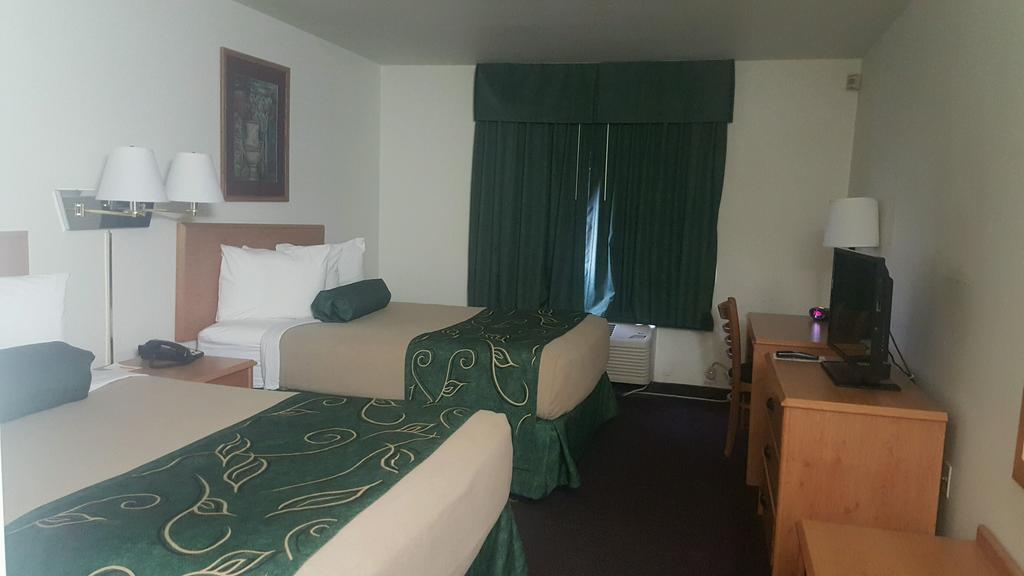 Travelodge By Wyndham Clinton Valley West Court Екстер'єр фото