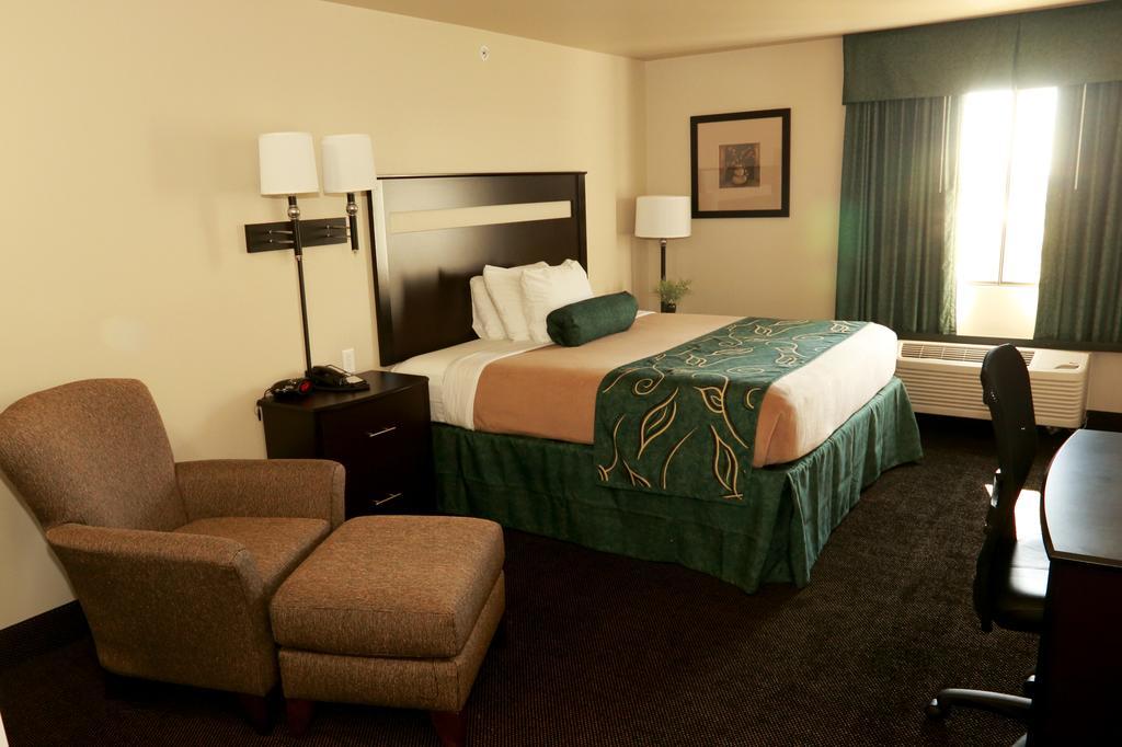 Travelodge By Wyndham Clinton Valley West Court Екстер'єр фото